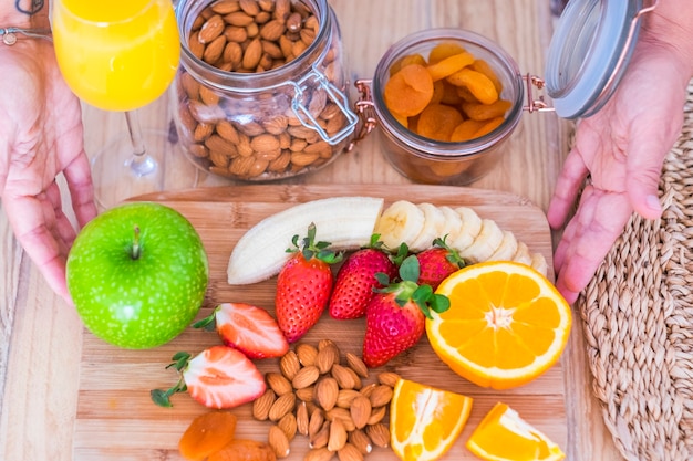 Bellissimo tavolo pieno di cibo sano, frutta e verdura - concetto di stile di vita sano