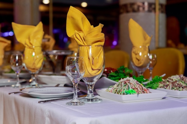 Bellissimo tavolo servito per matrimoni o altre celebrazioni nel tavolo del ristorante decorato per la celebrazione