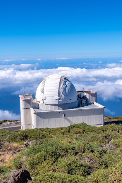 Bellissimo telescopio gigante sul Roque de los Muchachos nella parte superiore della Caldera de Taburiente, La Palma, Isole Canarie. Spagna