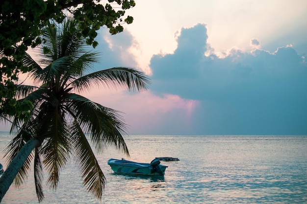 Bellissimo tramonto alle Maldive, cielo arancione sul mare