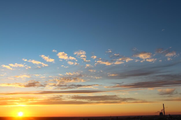 Bellissimo tramonto arancio-blu con nuvole.