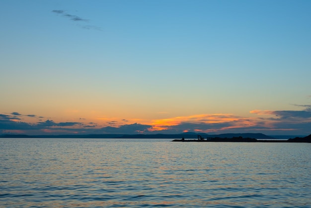 Bellissimo tramonto arancione sul mare con messa a fuoco selettiva morbida Concetto di bellezza della natura