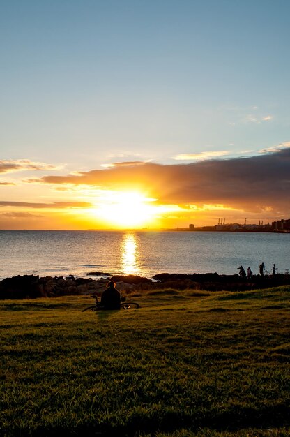 Bellissimo tramonto arancione sulla Rambla di Montevideo