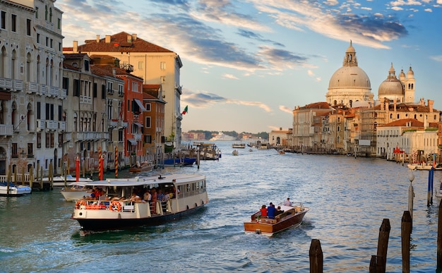 Bellissimo tramonto calmo sul Canal Grande a Venezia, Italia