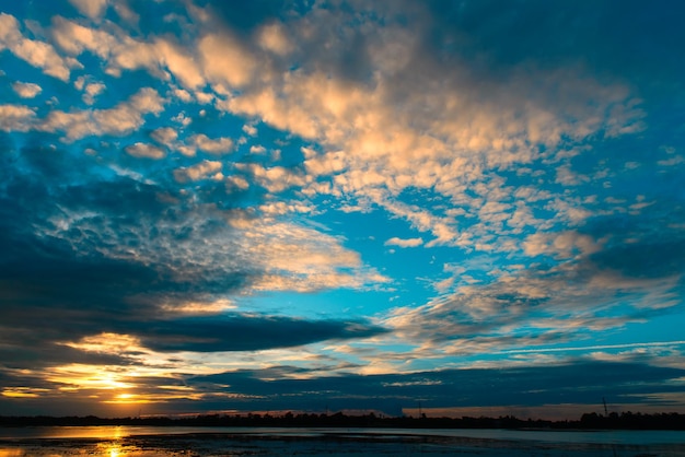 Bellissimo tramonto colorato del cielo alla diga