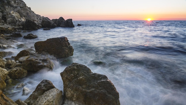 Bellissimo tramonto colorato sul Mar Nero in Crimea Ucraina