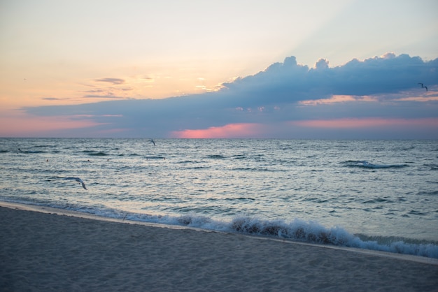 bellissimo tramonto colorato sul mare d'estate