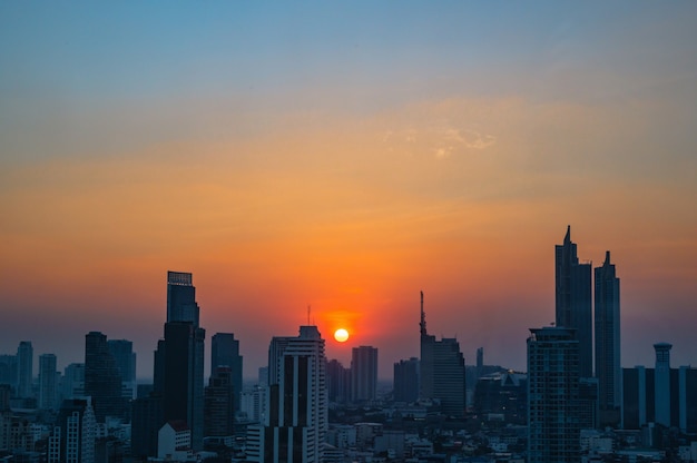 Bellissimo tramonto con paesaggio urbano o Bangkok?