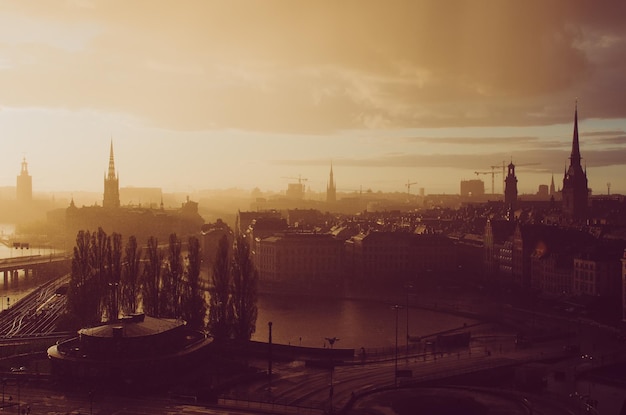 Bellissimo tramonto dorato dopo la pioggia su Stoccolma, la capitale della Svezia