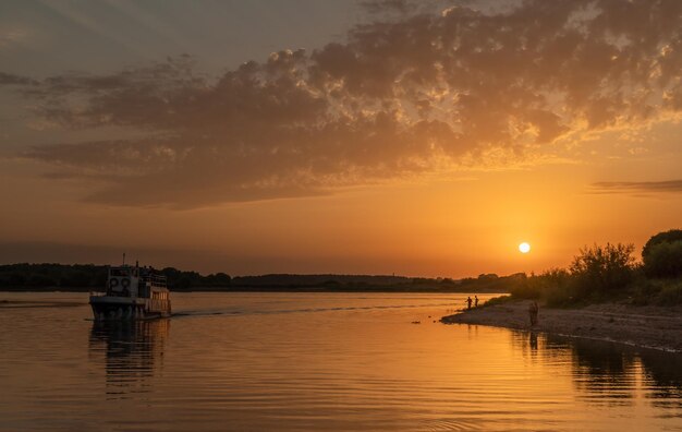 Bellissimo tramonto drammatico luminoso sul fiume