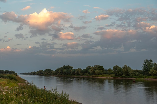 Bellissimo tramonto drammatico luminoso sul fiume