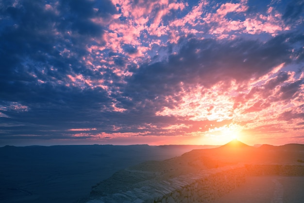 Bellissimo tramonto drammatico sul deserto