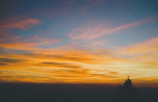 Bellissimo tramonto e cielo, luce dell'alba e sfondo vista montagna shiluette.