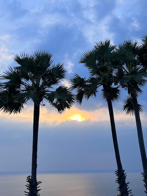 Bellissimo tramonto e riflesso dell'acqua a Phuket