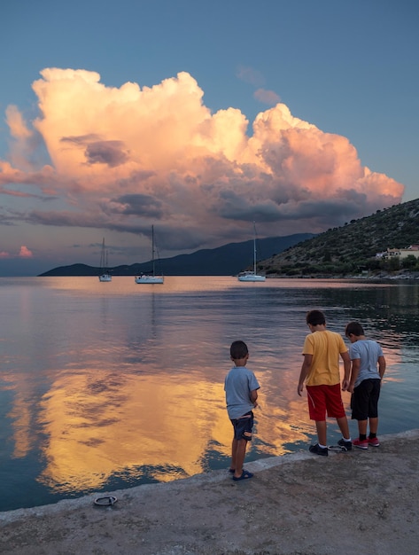 Bellissimo tramonto e yacht nel Mar Ionio sull'isola di Cefalonia in Grecia