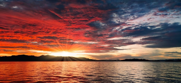 Bellissimo tramonto in mare con un cielo nuvoloso e i raggi del sole