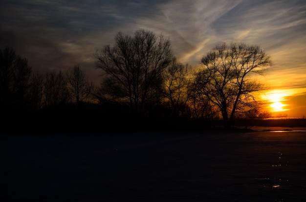 Bellissimo tramonto invernale su un fiume Dnieper