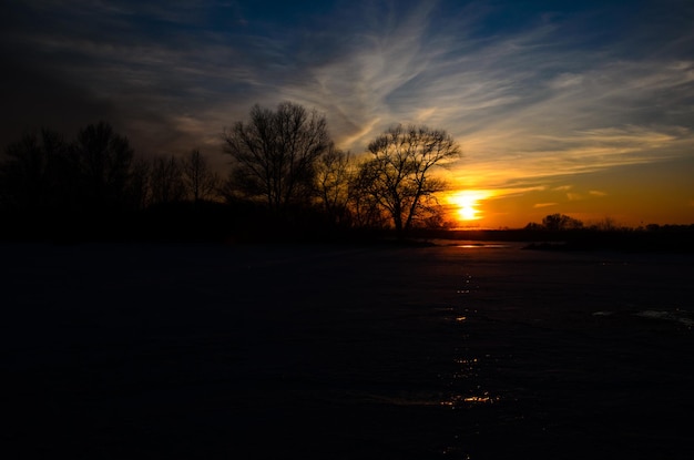 Bellissimo tramonto invernale su un fiume Dnieper