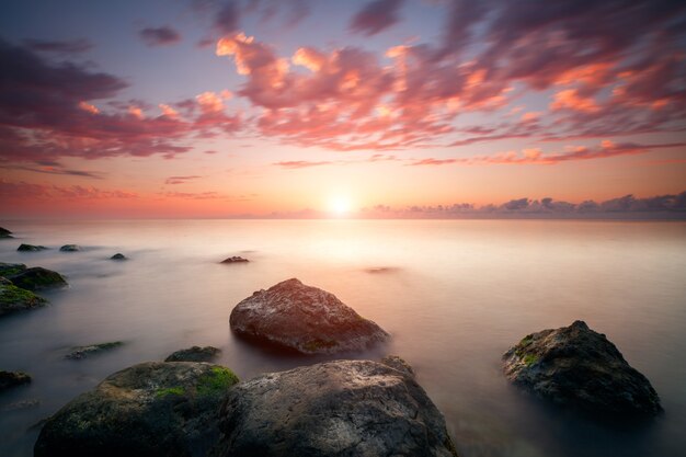 Bellissimo tramonto nuvoloso e paesaggio marino