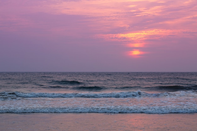 Bellissimo tramonto rosa dall'oceano in tempesta