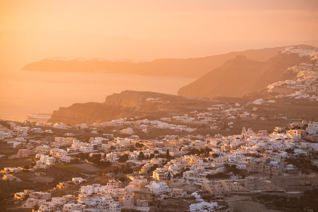 Bellissimo tramonto rosa sull'isola di Santorini, in Grecia, vista del villaggio di Pyrgos