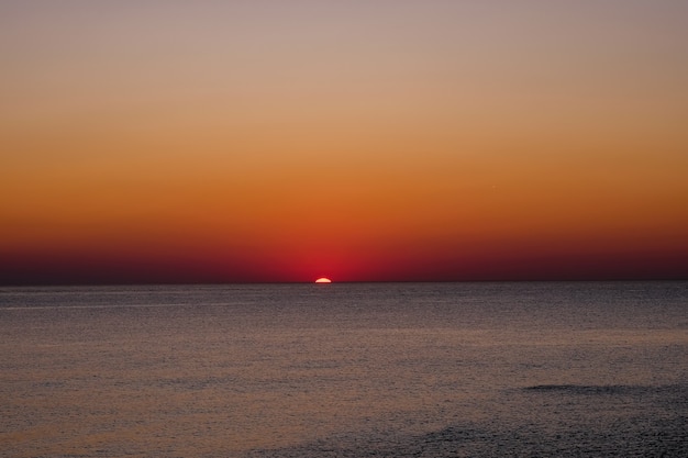 bellissimo tramonto rosa sullo spazio del mare per il testo