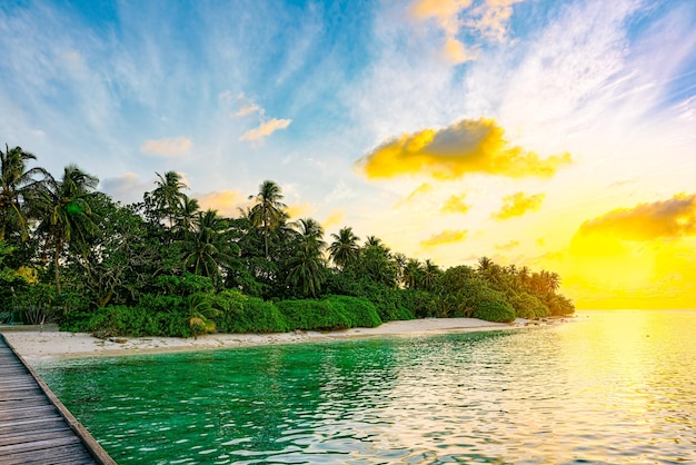 Bellissimo tramonto serale sulla costa dell'isola Maldive