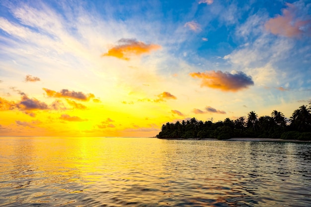 Bellissimo tramonto serale sulla costa dell'isola Maldive