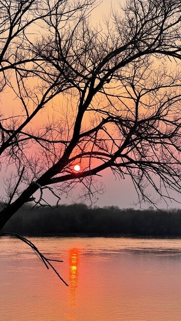 Bellissimo tramonto sopra il fiume