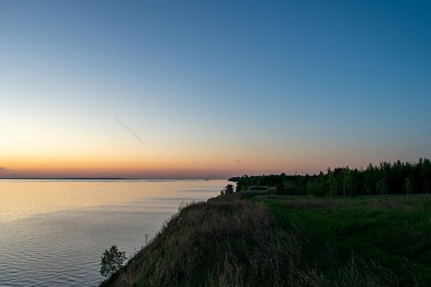 Bellissimo tramonto sul fiume in estate