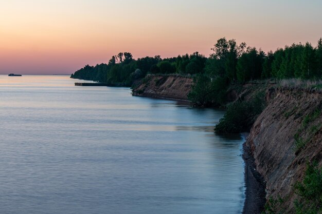 Bellissimo tramonto sul fiume in estate