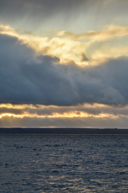 Bellissimo tramonto sul fiume Volga