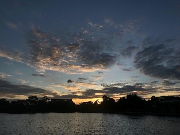 Bellissimo tramonto sul fiume