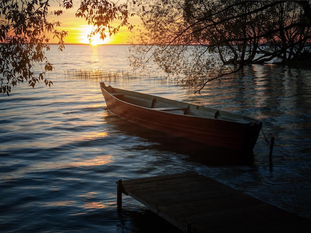 Bellissimo tramonto sul lago