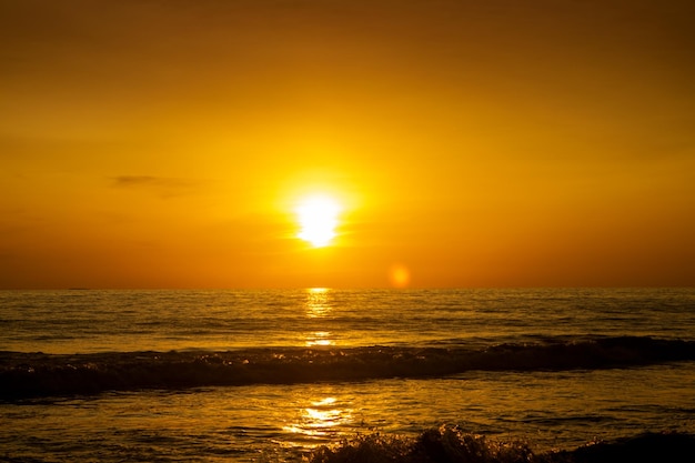 Bellissimo tramonto sul mare con cielo arancione