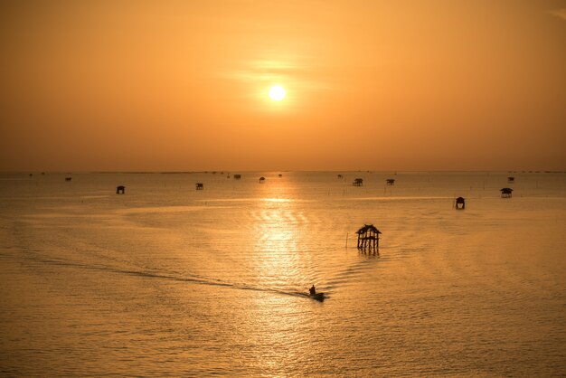 Bellissimo tramonto sul mare con percorso solare sulle onde nei colori arancioni