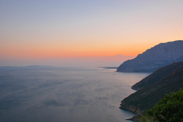 Bellissimo tramonto sul mare in Grecia