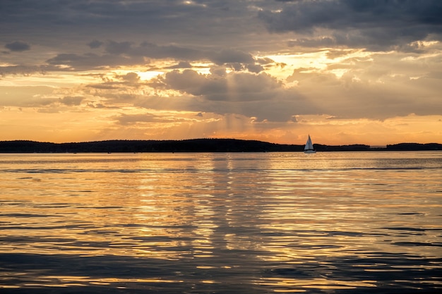 Bellissimo tramonto sul mare