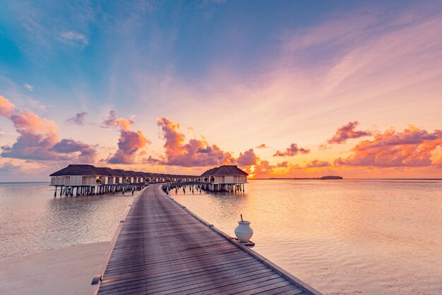 Bellissimo tramonto sul paradiso delle Maldive. Paesaggio aereo tropicale, paesaggio marino, ville sull'acqua mare incredibile