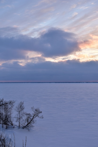 Bellissimo tramonto sul Volga in inverno