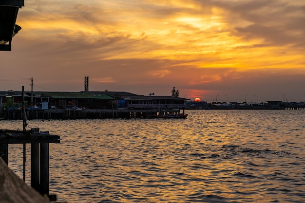 Bellissimo tramonto sull'oceano nella città di Sriracha a Chonburi Thailandia che mostra il cielo colorato