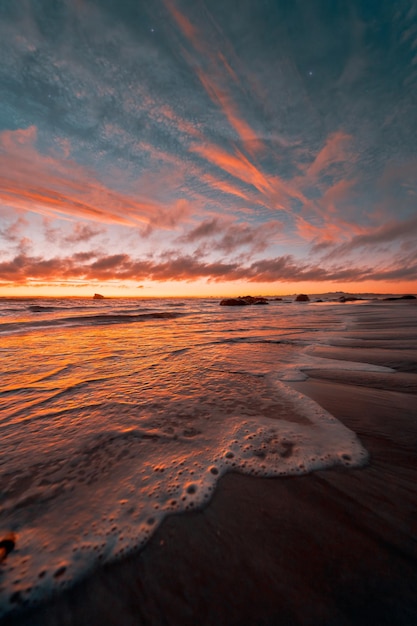 Bellissimo tramonto sull'oceano pacifico sullo sfondo della regione di atacama