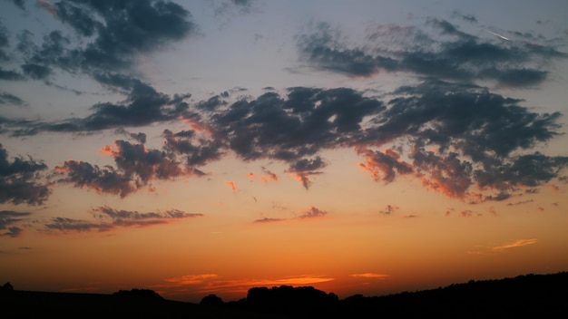 Bellissimo tramonto sulla campagna in estate Paesaggio con nuvole