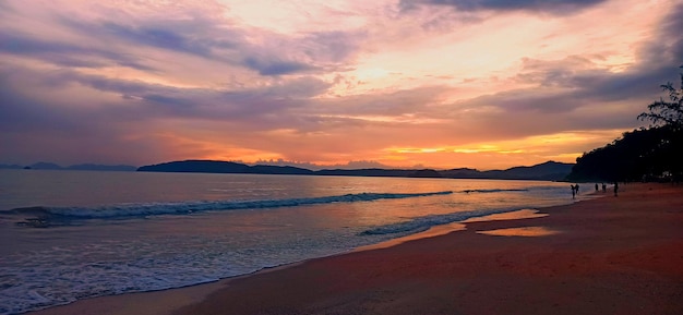 Bellissimo tramonto sulla spiaggia della Thailandia