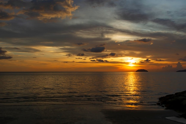 Bellissimo tramonto sulla spiaggia di Tanjung Aru Beach Kota Kinabalu BorneoSabah Malesia