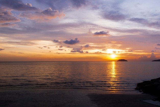 Bellissimo tramonto sulla spiaggia di Tanjung Aru Beach Kota Kinabalu BorneoSabah Malesia