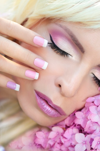 Bellissimo trucco viola e french manicure