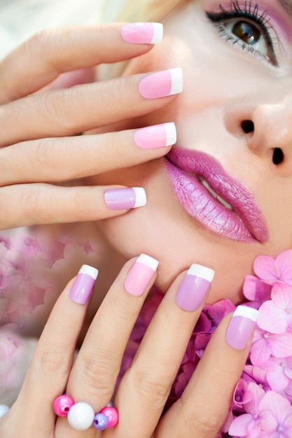 Bellissimo trucco viola e french manicure