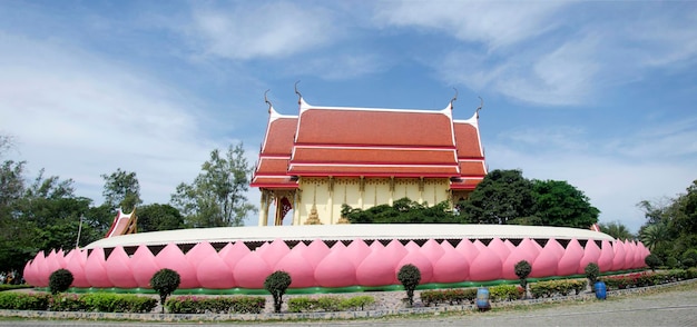 Bellissimo ubosot o chiesa di Wat Muang per le persone che pregano e visitano con nuvole e cielo all'aperto ad Ang Thong Thailandia