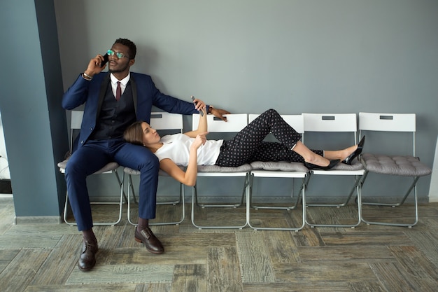 bellissimo uomo e donna in ufficio sulle sedie